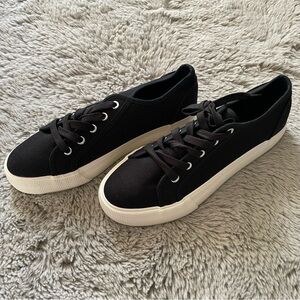 ⭐️⭐️⭐️Shoe dazzle black platform sneaker